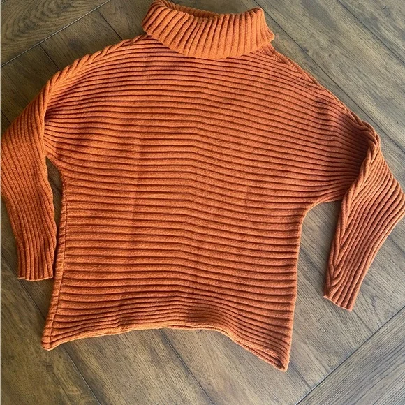 Soft T. Tahari sweater - Picture 3 of 5